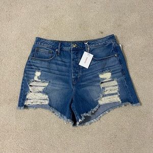 BNWT 💙💙💙 Good American distressed shorts size 10/30